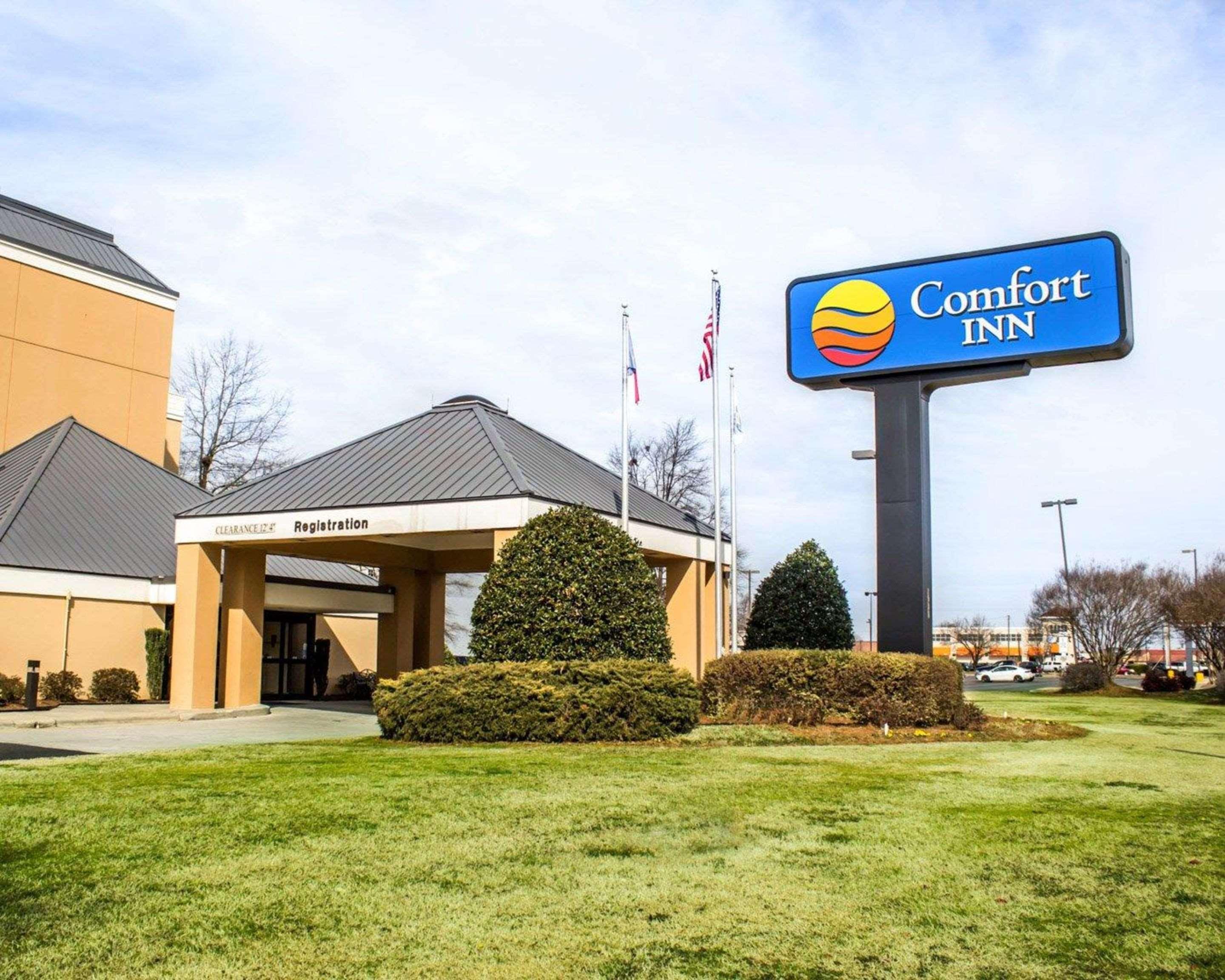 Comfort Inn Fayetteville West Near Fort Liberty Exterior photo