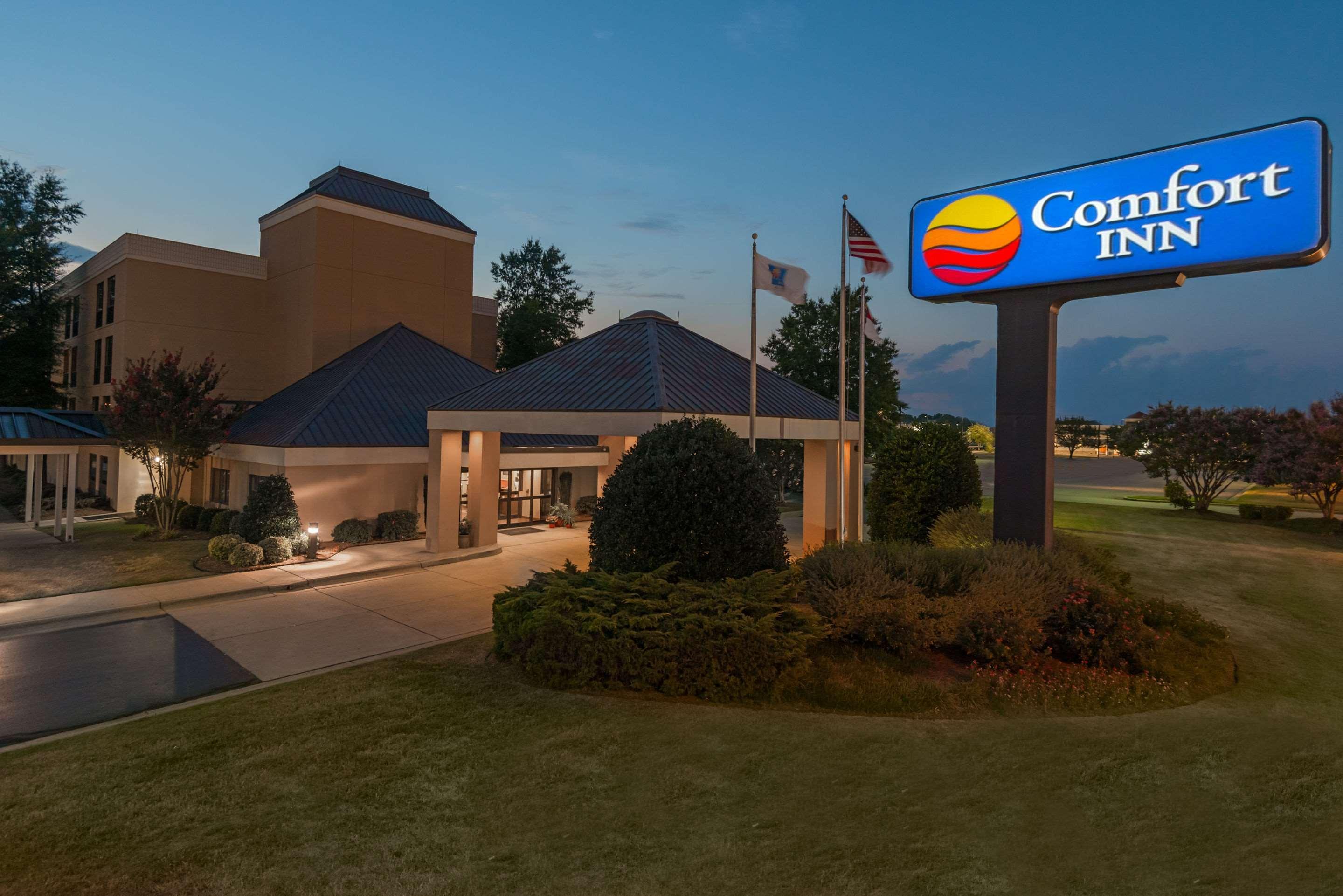 Comfort Inn Fayetteville West Near Fort Liberty Exterior photo