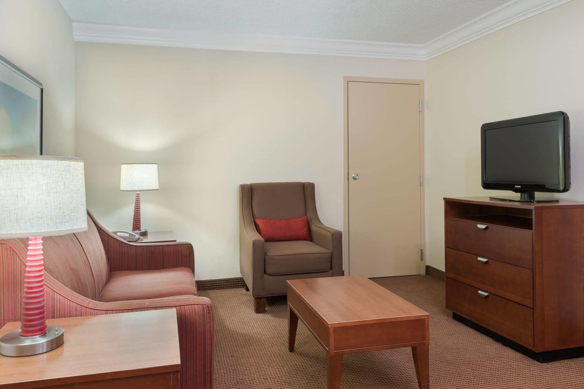 Comfort Inn Fayetteville West Near Fort Liberty Exterior photo