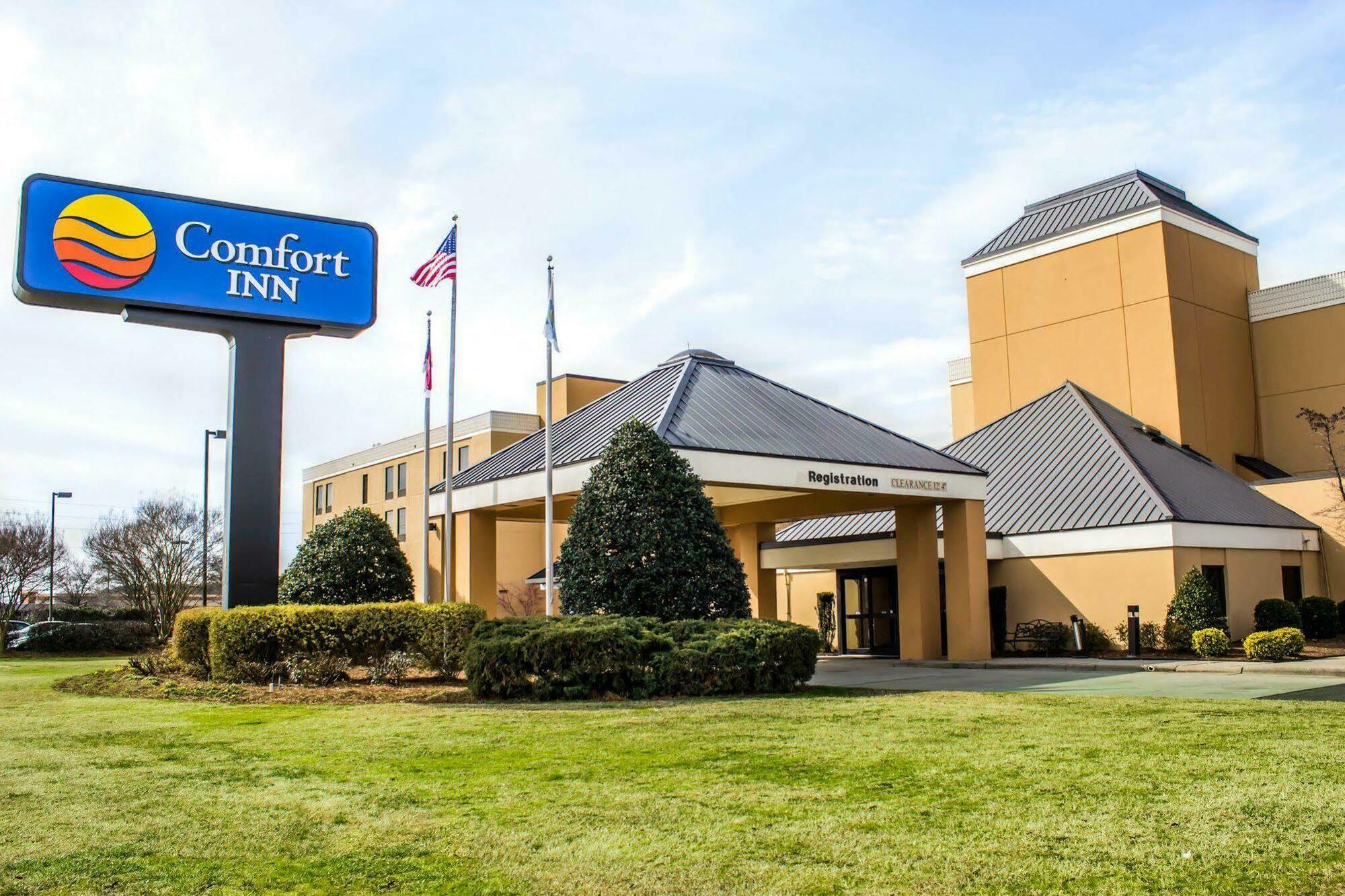 Comfort Inn Fayetteville West Near Fort Liberty Exterior photo